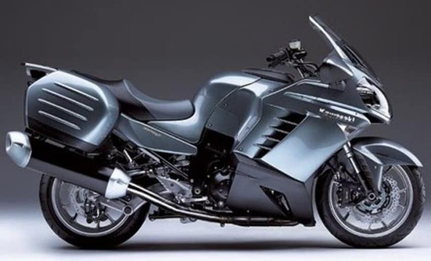 <div class='descrGalleryTitle'>GTR 1400</div><div class='descrGalleryText'><p>Arrivò sul mercato nel 2007 tentando di <b>contrastare la regina assoluta</b>, la BMW K GT, all’epoca 1.200 e poi cresciuta sino a 1.600 a 6 cilindri. Ma, rispetto alla tedesca, la Kawasaki <b>non convinse mai a fondo,</b> a causa anche di un mercato in contrazione che ha lasciato posto solamente alle colonne portanti del segmento. Nella nostra prova comparativa del 2015, la GTR 1400 esce come moto <b>troppo sportiveggiante per essere una vera tourer</b> mangia chilometri, sia a livello di posizione di guida che di qualità dinamiche. Il propulsore da 1.400 cc derivava da quello della missilistica ZZR, ma parzialmente addomesticato, tanto che sino a 4.000 era così mansueto da nascondere l’importante cavalleria (160 CV). Oltre questa soglia<b> usciva però il carattere selvaggio della ZZR, </b>e con esso delle vibrazioni che mal si sposavano con l’intento della GTR. La giapponese perdeva il confronto con BMW anche dal punto di vista della dotazione: era provvista di ben meno impostazioni con cui cucirsi la moto su misura e orpelli elettronici, che in un mezzo di questo tipo risultano, piaccia o meno, immancabili. Su tutti, il cruise control, <b>non disponibile nemmeno come optional</b>, accessorio obiettivamente essenziale se si vuole fare tanta strada. Ancora in tema di elettronica, il traction control della Kawasaki risultava poco a punto, brusco nell’inserimento, e così il sistema di frenata combinata. Kawasaki voleva proporre una GT potente ma comoda, tentativo&nbsp;<b>interessante ma riuscito soltanto a metà</b>.</p>
</div>